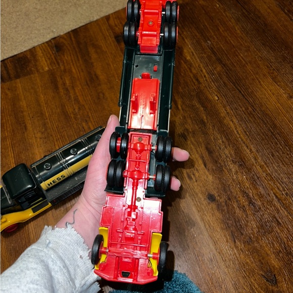 Vintage Hess Oil Tractor Trailer Bank & Hess Tanker w/ Hose - Picture 9 of 15